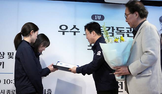 김영훈 고용노동부 장관이 4월 29일 오전 서울 종로구 전태일기념관에서 열린 우수 노동감독관 포상 수여식 및 전태일 평전 이어쓰기 행사에서 우수 노동감독관에게 시상을 하고 있다. [제공=고용노동부]