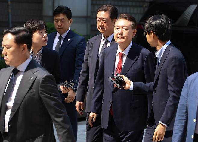 윤석열 전 대통령이 지난해 5월 26일 서울 서초구 서울중앙지방법원에서 열린 내란 우두머리 혐의·직권남용 권리행사 방해 혐의 사건 5차 공판에 출석하고 있다. [공동취재단, 연합뉴스]