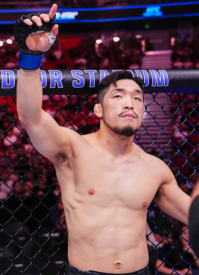 ‘유짓수’ 유수영이 2025년 8월 중국 상하이티위관에서 UFC 파이트 나이트 257 제2경기 밴텀급 5분×3라운드 출전 선수로 소개되고 있다. 사진=TKO