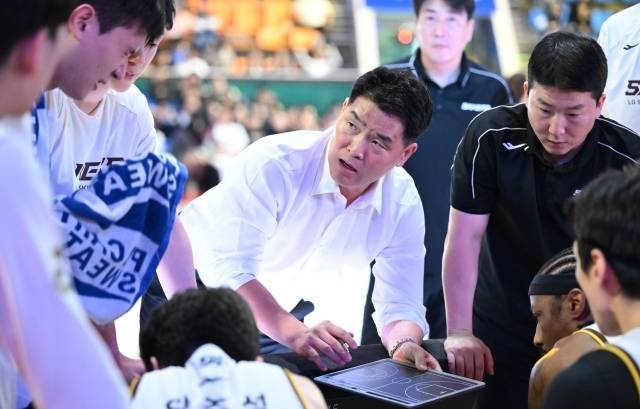 조상현 감독은 경기 후 “마레이 없이 잘 싸운 경기였다. 우리 선수들은 잘해줬다. 리바운드에서 많이 밀린 건 사실이고 공수 타이밍도 더 빠르게 가져갔으면 하지만 그래도 괜찮다. 그저 숙제가 남았을 뿐이다”라고 이야기했다. 사진=KBL 제공