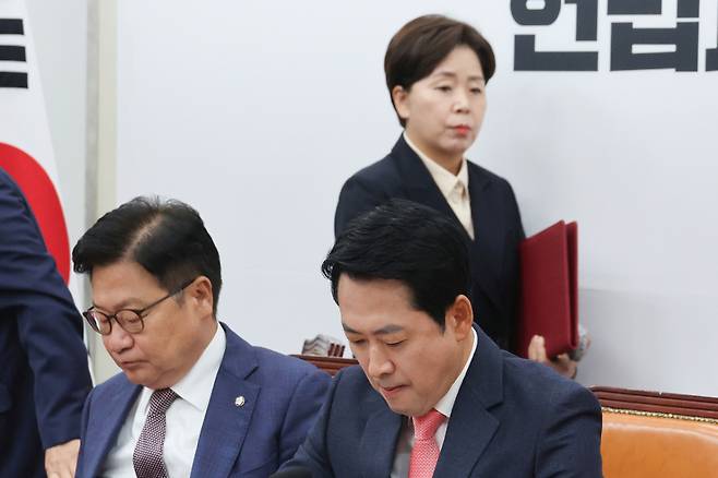 장동혁 국민의힘 대표와 양향자 최고위원이 15일 서울 여의도 국회에서 열린 최고위원회의에 참석하고 있다. /사진=뉴스1