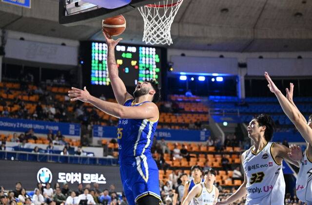 케렘 칸터가 골밑 득점을 시도하고 있다./KBL 제공