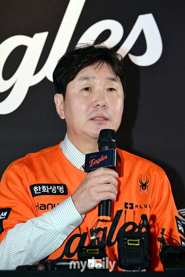 한화 류지현 감독이 16일 오후 대전 한화생명 볼파크에서 진행된 취임 기자회견에서 취재진의 질문에 답하고 있다./대전 = 곽경훈 기자