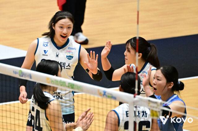 GS칼텍스 세터 김지원(왼쪽에서 두 번째)이 16일 열린 현대건설과 2026 프로배구 컵대회 B조 조별리그 마지막 경기 도중 공격 성공 후 팀 동료들과 함께 기뻐하고 있다./한국배구연맹(KOVO) 제공