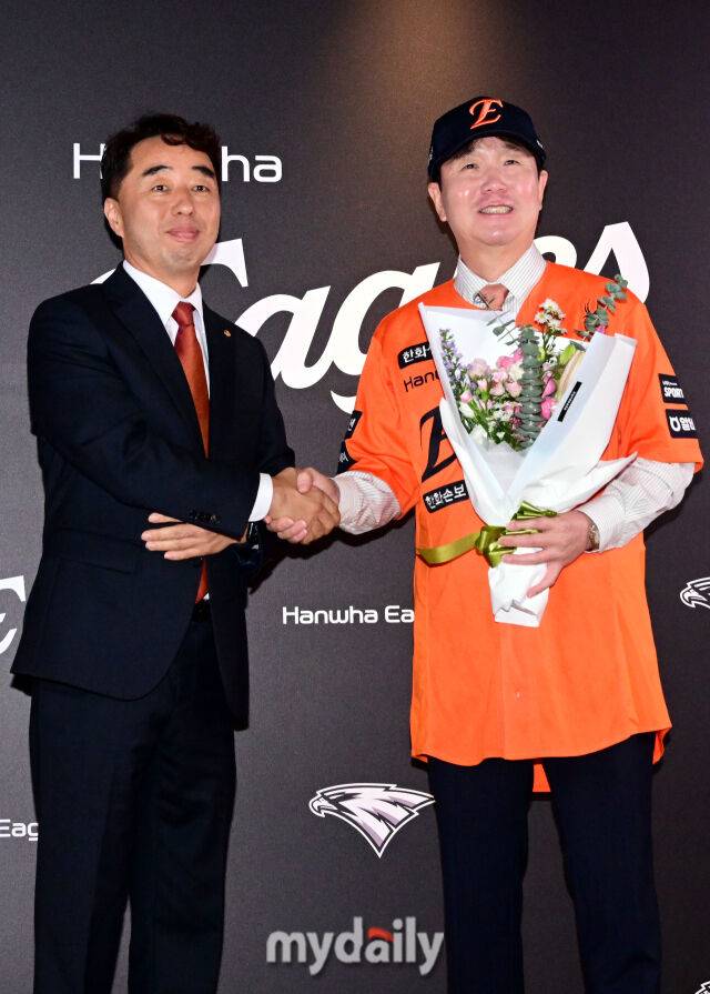 한화 류지현 감독이 16일 오후 대전 한화생명 볼파크에서 진행된 취임 기자회견에서 석장현 단장에게 꽃다발을 전달받고 있다./대전 = 곽경훈 기자