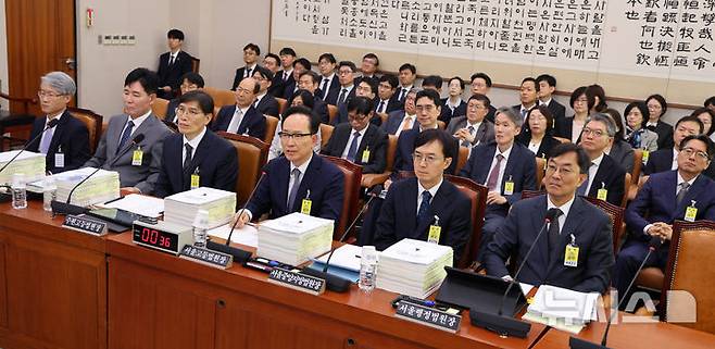 [서울=뉴시스] 고범준 기자 = 인천 대형 상업시설에서 전자발찌를 착용한 남성이 흉기 난동을 벌인 사건과 관련해 법원장들이 재발 방지를 위한 추가 조치가 필요하다는 입장을 밝혔다. 이혼소송 등 법적 절차를 통해 피해자의 주소가 노출되는 문제에 대해서도 제도 개선 필요성이 제기됐다. 사진은 김대웅 서울고등법원장이 16일 서울 여의도 국회에서 열린 법제사법위원회 국정감사(서울고등법원 등)에서 의원 질의에 답변하는 모습. 2026.10.16. bjko@newsis.com