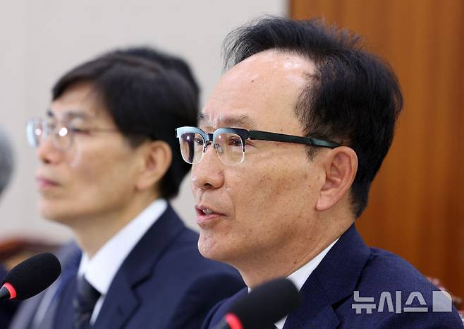 [서울=뉴시스] 고범준 기자 = 인천 대형 상업시설에서 전자발찌를 착용한 남성이 흉기 난동을 벌인 사건과 관련해 법원장들이 재발 방지를 위한 추가 조치가 필요하다는 입장을 밝혔다. 이혼소송 등 법적 절차를 통해 피해자의 주소가 노출되는 문제에 대해서도 제도 개선 필요성이 제기됐다. 사진은 김대웅 서울고등법원장이 16일 서울 여의도 국회에서 열린 법제사법위원회 국정감사(서울고등법원 등)에서 의원 질의에 답변하는 모습. 2026.10.16. bjko@newsis.com