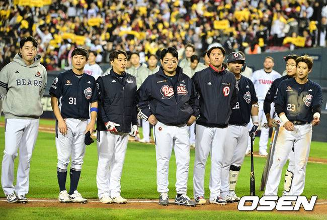 [OSEN=잠실, 지형준 기자] 프로야구 LG 트윈스가 두산 베어스를 잡고 준플레이오프 진출에 성공했다.&nbsp;LG는 14일 서울 잠실구장에서 열린 ‘2026 신한 SOL KBO 와일드카드 결정전’ 1차전 두산과의 경기에서 4-1로 승리했다. 이날 승리로 준플레이오프에 진출한 LG는 오는 17일부터 3위 KIA와 5전3선승제로 맞붙는다.&nbsp;경기를 마치고 두산 선수들이 패배를 아쉬워하고 있다. 2026.10.14 / jpnews@osen.co.kr