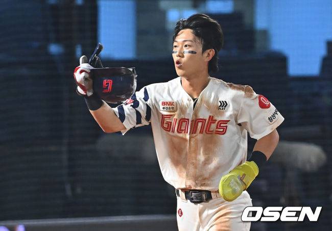 [OSEN=부산, 이석우 기자] 30일 부산 사직야구장에서 2026 신한 SOL KBO 리그 롯데 자이언츠와 키움 히어로즈의 경기가 열렸다. 홈팀 롯데는 로드리게스가, 방문팀 키움은 김성진이 선발 출전했다.롯데 자이언츠 전민재가 2회말 2사 1,2루 손성빈의 2루수 오른쪽 내야 안타때 홈으로 쇄도, 득점을 올리고 하이파이브를 하고 있다. 2026.09.30 / foto0307@osen.co.kr