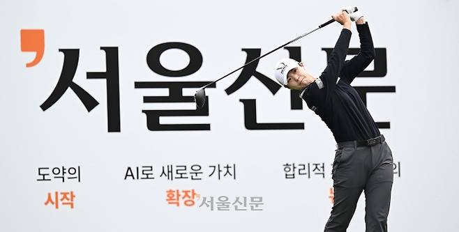 한국여자프로골프(KLPGA)투어 개인 타이틀 경쟁과 시드 유지의 분수령이 될 아이스버그골프·서울신문 오픈(총상금 15억원)이 화끈한 장타 대결로 화려하게 막을 올렸다. 사진은 16일 경기 이천시 H1클럽(파72)에서 박성현이 10번홀 티샷을 하고 있다. 2026.10.16 이지훈 기자