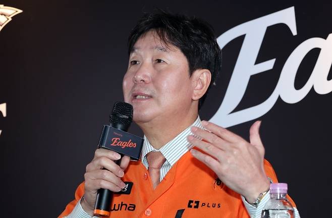 소감 밝히는 류지현 - 소감 밝히는 류지현     (대전=연합뉴스) 이재림 기자 = 프로야구 한화 이글스 지휘봉을 잡은 류지현 감독이 16일 오후 대전 중구 대전한화생명볼파크에서 열린 취임식에서 소감을 말하고 있다. 2026.10.16     walden@yna.co.kr (끝)
