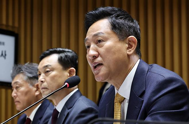 오세훈 서울시장이 15일 서울시청에서 열린 국회 행정안전위원회의 서울시에 대한 국정감사에서 질의에 답변하고 있다. 뉴스1