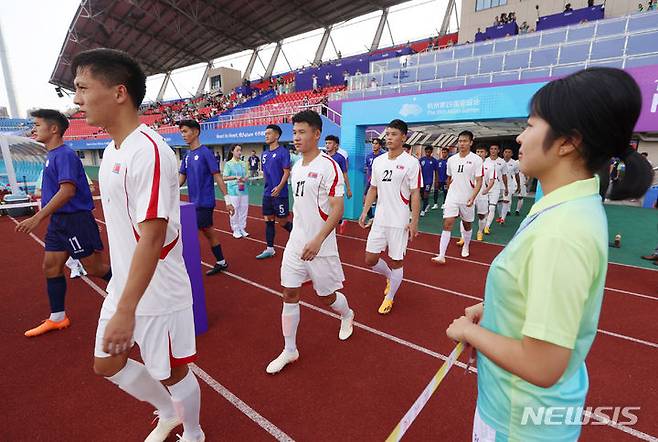 경기장에 입장하는 북한 축구대표팀 선수들. /사진=뉴시스