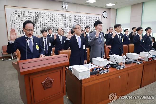 서울고법 등 각급 법원 국정감사 (서울=연합뉴스) 신현우 기자 = 김대웅 서울고등법원장 등 각급 법원장이 16일 국회 법제사법위원회에서 열린 서울고등법원, 서울중앙지방법원 등에 대한 국정감사에서 선서하고 있다. 2026.10.16 nowwego@yna.co.kr