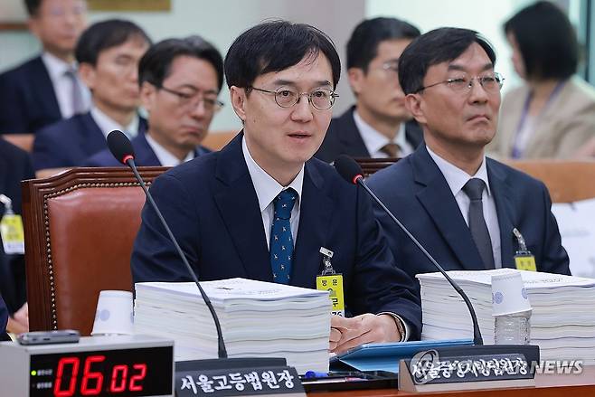 국정감사에서 답변하는 오민석 서울중앙지방법원장 (서울=연합뉴스) 신현우 기자 = 오민석 서울중앙지방법원장이 16일 국회 법제사법위원회에서 열린 서울고등법원, 서울중앙지방법원 등에 대한 국정감사에서 법사위원 질의에 답하고 있다. 2026.10.16 nowwego@yna.co.kr