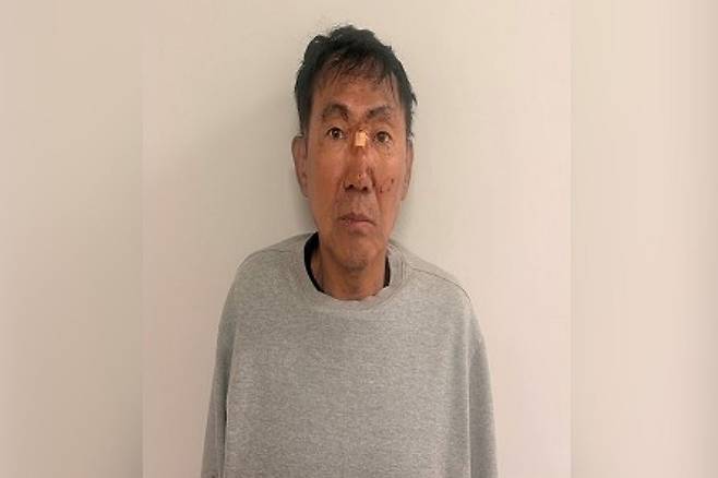 '8명 부상' 인천 흉기난동범 최충락 신상공개 (인천=연합뉴스) 인천 한 대형 상업시설에서 흉기를 휘둘러 시민 8명을 다치게 한 최충락(59)의 신상정보가 16일 공개됐다.
    인천경찰청은 이날 오후 신상정보공개심의위원회를 열고 살인미수와 공공장소 흉기소지 혐의로 구속된 최충락의 이름, 나이, 얼굴 사진(머그샷)을 공개했다. 2026.10.16 [인천경찰청 제공. 재판매 및 DB 금지] photo@yna.co.kr