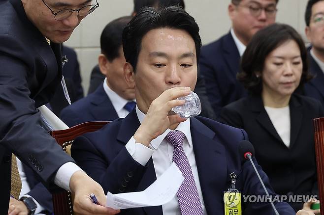 물 마시는 박장범 KBS 사장 [연합뉴스 자료사진]
