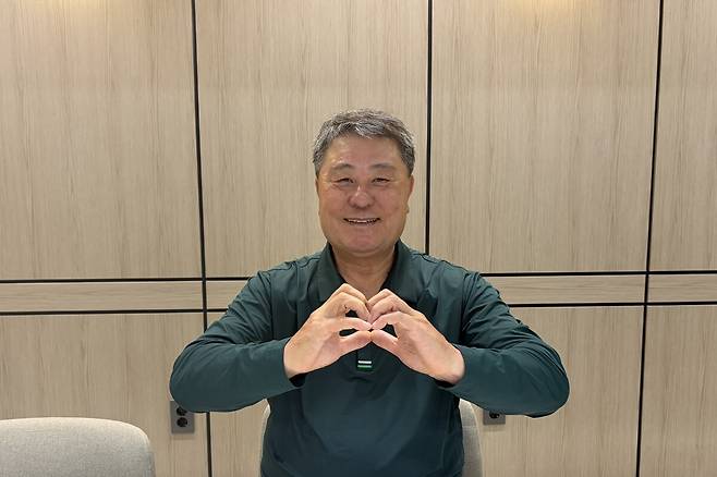 지난 15일 광주에서 만난 김성한 전 KIA 타이거즈 감독이 팬들을 향해 손하트를 만들어 보이고 있다. 김 전 감독은 이날 본보와의 인터뷰에서 KIA의 준플레이오프 전력과 승부처를 분석하고 팬들의 지속적인 응원을 당부했다. 이지윤 PD