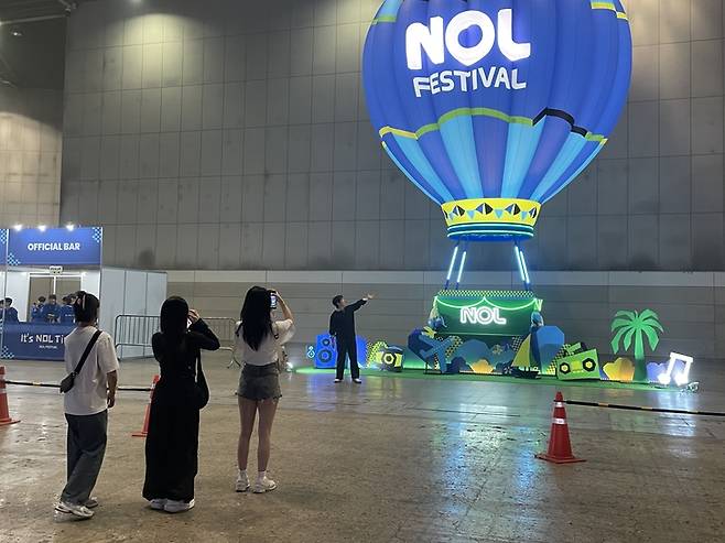 ▲슈퍼 라이브 스테이지 내 마련된 대형 열기구 조형물을 배경으로 관람객들이 인증샷을 찍고 있다. 사진=조하니 기자
