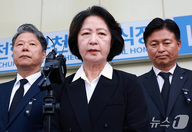 추미애 경기도지사가 17일 경기 부천시 순천향대학교 병원 장례식장에서 부천 도장공장 화재 사망 소방관의 조문을 마친 뒤 기자회견을 하고 있다. 2026.10.17 ⓒ 뉴스1 이호윤 기자