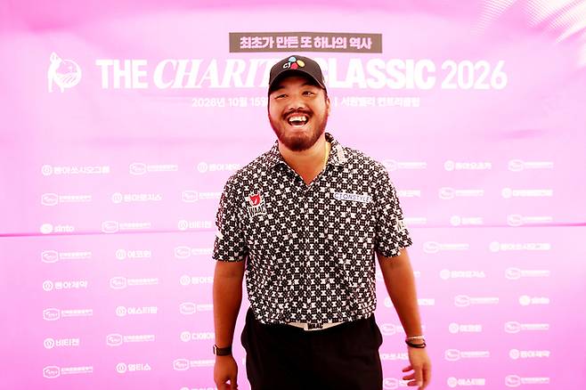 정찬민ㅇ이 16일 서원밸리CC에서 열린 KPGA투어 더채리티 클래식 2026 2라운드도 단독선두로 마친 뒤 핑크색 백월 앞에서 아이처럼 웃고 있다. 사진 | KPGA