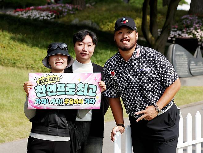 정찬민이 16일 서원밸리CC에서 열린 KPGA투어 더채리티 클래식 2026 2라운드에서 팬과 기념촬영하고 있다. 정찬민은 더채리티 클래식에서 최선을 다하는 이유를 “더 많은 소아환우에게 도움을 줄 수 있어서”라고 강조했다. 사진 | KPGA