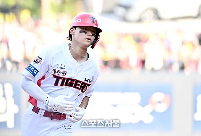 KIA 김도영이 17일 광주-KIA 챔피언스 필드에서 열린 2026 KBO리그 LG와의 준플레이오프 1차전 8회말 2사 1루 상황에서 LG 장현식을 상대로 2점 홈런을 치고 베이스를 돌고 있다. 4회말에 이어 김도영의 멀티 홈런. 광주 | 박진업 기자 upandup@sportsseoul.com