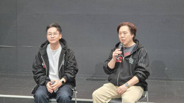 17일 잠실 롯데월드에서 열린 'ASL 시즌22 결승전' 1세트 종료 후 SOOP 임일빈 e스포츠콘텐츠사업본부장(왼쪽)과 위영광 콘텐츠제작본부장이 인터뷰를 진행하고 있다. (사진=지디넷코리아)