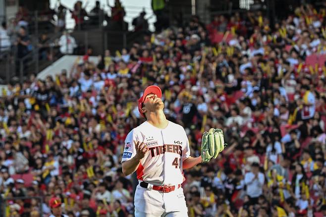 17일 오후 전남광주 북구 광주-기아챔피언스필드에서 열린 2026 KBO 포스트시즌 준플레이오프 1차전 LG트윈스 대 KIA타이거즈의 경기. 7회 초 KIA 네일이 삼자범퇴로 이닝을 마무리하고 돌아오며 기뻐하고 있다. /뉴시스