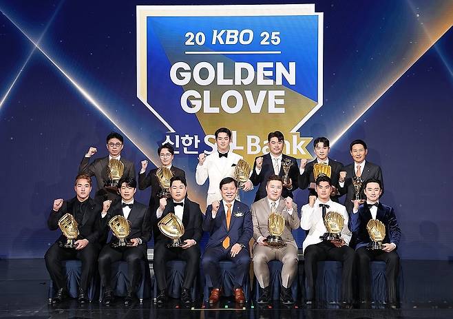 지난 9일 서울 송파구 롯데호텔 월드에서 열린 프로야구 2025 신한 SOL뱅크 골든글러브 시상식에서 허구연 총재와 선수들이 기념 촬영을 하고 있다. 윗줄 왼쪽부터 시계방향으로 손혁 한화 이글스 단장, 박준혁 롯데 자이언츠 단장, 구자욱, 노경은, 박해민, 염경엽 감독, 신민재, 김주원, 최형우, 허구연 총재, 양의지, 송성문, 안현민. 연합뉴스