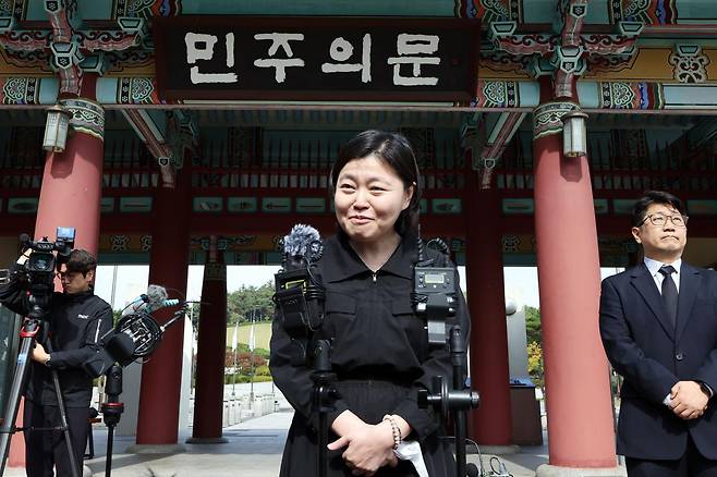 임은정 광주중수청장이 16일 오전 전남광주 북구 국립5·18민주묘지를 찾아 헌화 및 분향을 마친 뒤 민주의 문 앞에서 취재진 질문에 답하고 있다.  2026.10.16/ 광주=뉴스1