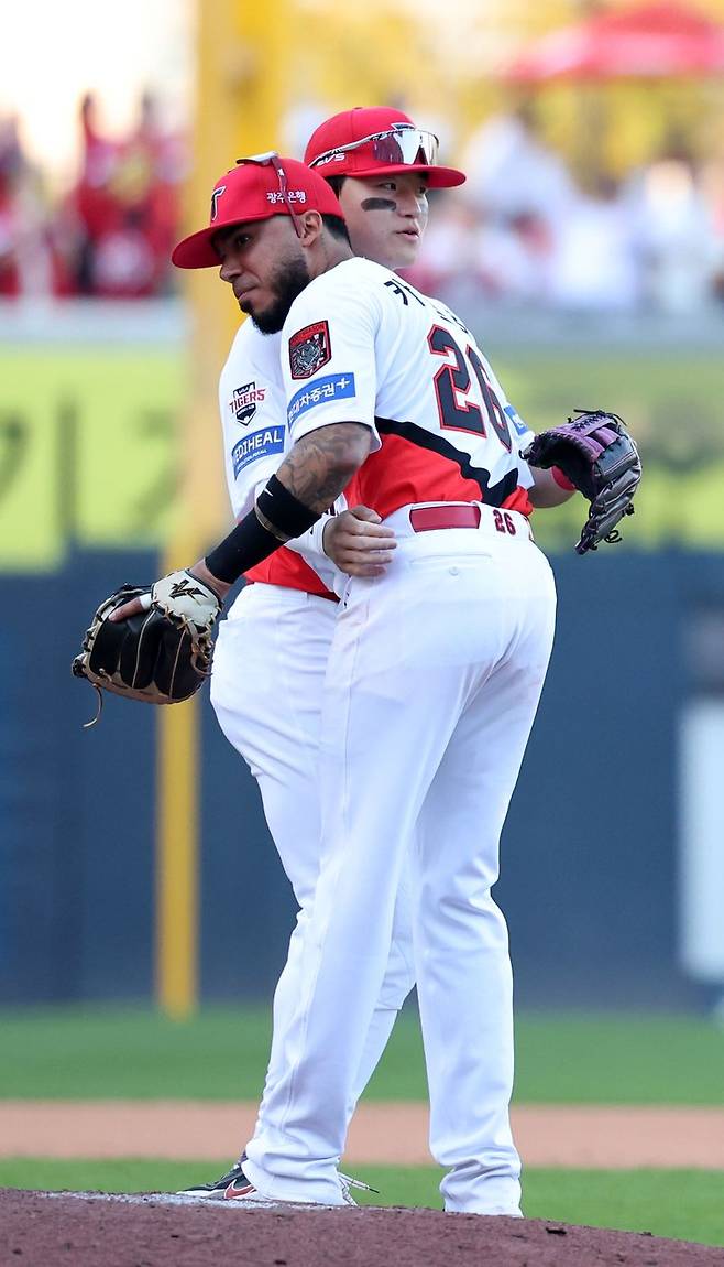 17일 전남광주 북구 광주기아-챔피언스필드에서 열린 2026 KBO 포스트시즌 준플레이오프 LG 트윈스 vs KIA 타이거즈 1차전 경기, 5-1 승리를 거둔 KIA 김도영과 카스트로가 포옹하고 있다. 뉴시스