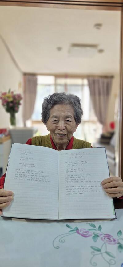박정옥이 2018년 이후 꾸준히 기록해온 독서 일기를 펼쳐 보이고 있다.