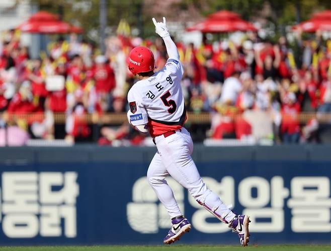 17일 전남광주통합특별시 광주기아챔피언스필드에서 열린 프로야구 2026 포스트시즌 준플레이오프 1차전 LG 트윈스와 KIA 타이거즈의 경기. KIA 김도영이 4회말 1사에서 역전 솔로홈런을 치고 세리머니하고 있다. <저작권자 ⓒ 1980~2026 ㈜연합뉴스. 무단 전재 재배포 금지, AI 학습 및 활용 금지>