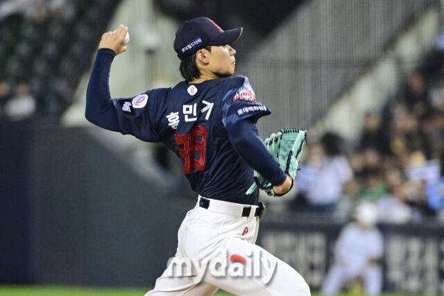 2일 서울 잠실야구장에서 열린 '2026 신한 SOL KBO리그' 롯데 자이언츠와 두산 베어스 경기. 롯데 홍민기가 6회말 1사 만루에 마운드에 올라 힘차게 투구하고 있다./한혁승 기자