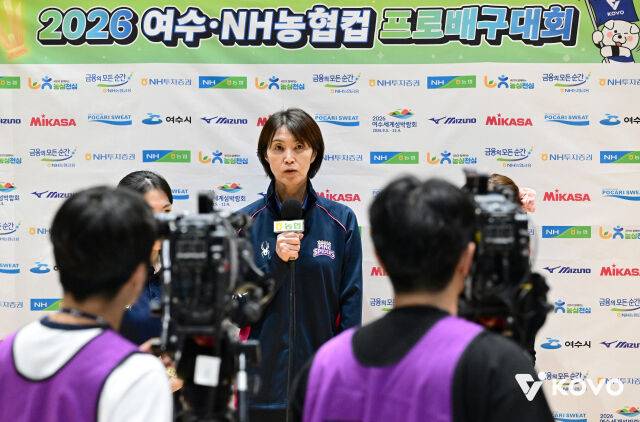요시하라 토모코 흥국생명 감독이 17일 열리는 GS칼텍스와 2026 컵대회 여자부 준결승전 1경기를 앞두고 중계방송사와 인터뷰를 갖고 있다./한국배구연맹(KOVO) 제공