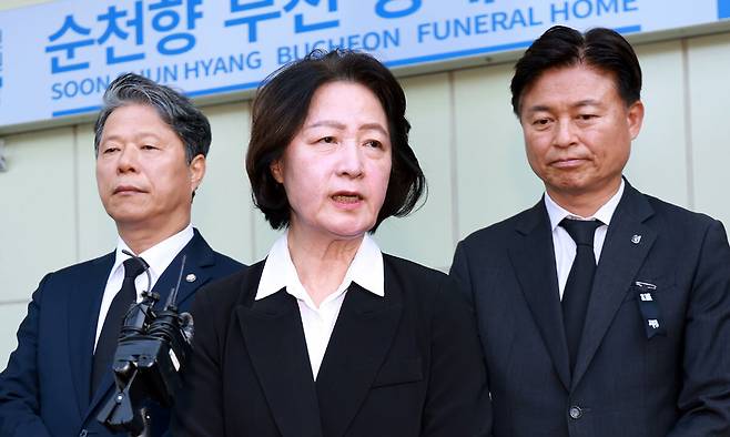 추미애 경기도지사가 17일 경기 부천시 순천향대학교 병원 장례식장에서 부천 도장공장 화재 사망 소방관의 조문을 마친 뒤 기자회견을 갖고 취재진 질문에 답하고 있다. 뉴스1