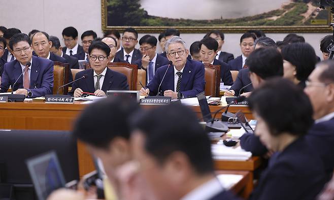 강호동 농업협동조합중앙회 회장이 16일 오후 서울 여의도 국회에서 열린 농림축산식품해양수산위 국정감사에서 질의에 답하고 있다. 뉴시스