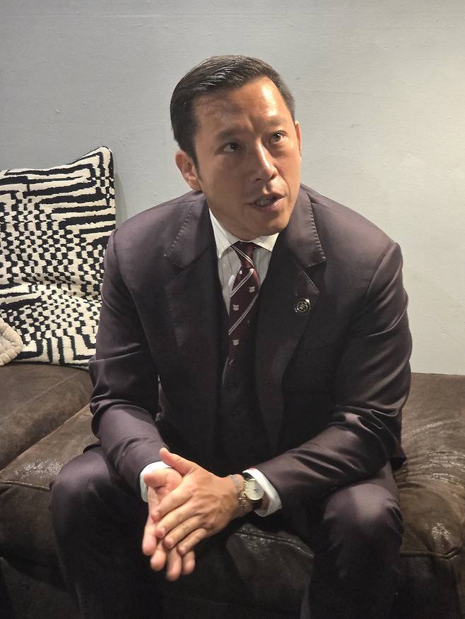 사이먼 김 그레이셔스호스피탈리티매니지먼트 최고경영자(CEO)가 16일(현지 시간) 뉴욕 맨해튼 ‘터미널 5’에서 열린 ‘꿈(KOOM) 위크 2026’ 본행사에서 취재진과 인터뷰하고 있다. 뉴욕=윤경환 특파원