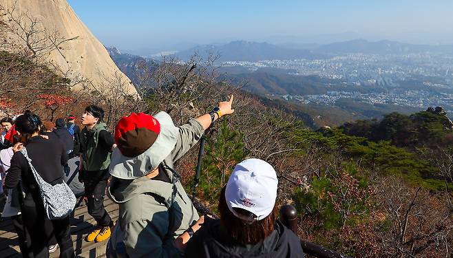 서울 강북구 북한산 국립공원 백운대 탐방로에서 등산객들이 늦가을 정취를 즐기고 있다. 뉴스1