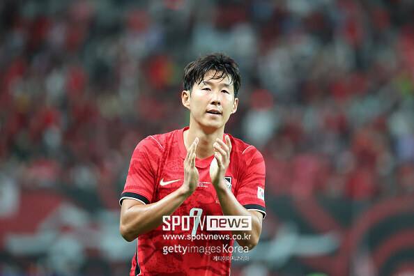 ▲ 네 차례 대회에서도 끝내 닿지 못했던 우승 트로피. 한국 축구의 간판인 손흥민은 내년 사우디아라비아에서 자신의 다섯 번째 아시안컵이자 사실상 마지막 도전에 나선다.