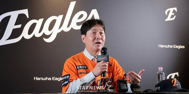 국가대표감독에서 한화이글스 새 수장이 된 류지현 감독이 16일 대전한화생명볼파크에서 열린 취임식을 마친 뒤 기자회견에서 취재진의 질문에 답하고 있다. /사진=강영조 선임기자