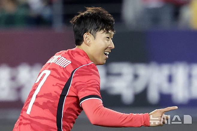 손흥민이 지난 6일 경기 용인미르스타디움에서 열린 한국 대 우즈베키스탄의 하나은행 초청 축구 국가대표팀 친선경기에서 선제골을 넣은 뒤 기뻐하고 있다.. /사진=뉴시스