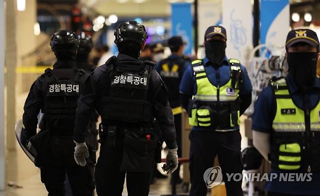 분주하게 이동하는 경찰특공대 (성남=연합뉴스) 홍기원 기자 = 3일 오후 경기도 성남시 소재 대형 백화점에서 시민 대상 '묻지마 흉기 난동 사건'이 발생, 경찰특공대가 분주하게 이동하고 있다. 2023.8.3 xanadu@yna.co.kr