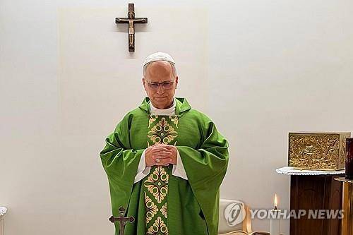 16일(현지시간) 제멜리 병원 정오미사 집전하는 교황 [교황청 제공. AP=연합뉴스. 재판매 및 DB 금지]