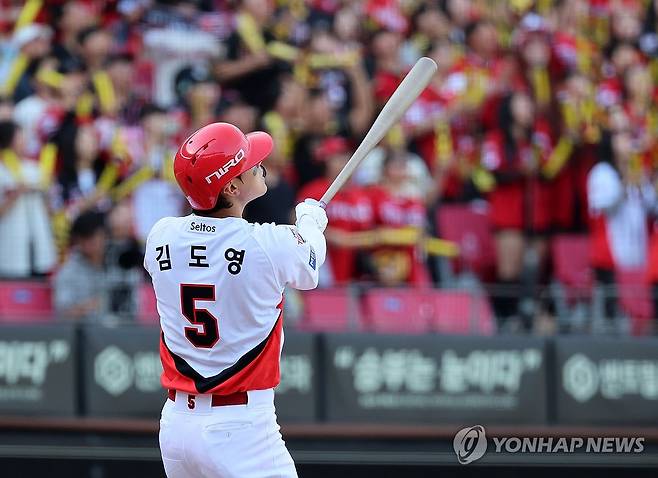역전 홈런 치는 김도영 (전남광주=연합뉴스) 조남수 기자 = 17일 전남광주통합특별시 광주기아챔피언스필드에서 열린 프로야구 2026 포스트시즌 준플레이오프 1차전 LG 트윈스와 KIA 타이거즈의 경기. KIA 김도영이 4회말 1사에서 역전 솔로홈런 치고 있다. 2026.10.17 iso64@yna.co.kr