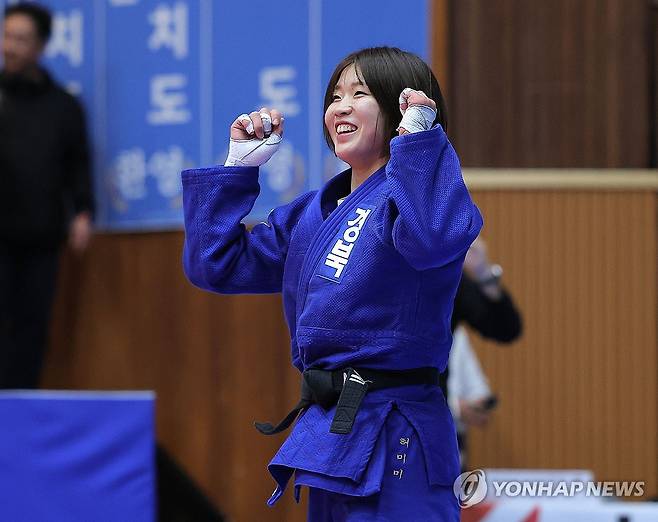기뻐하는 허미미 (제주=연합뉴스) 류영석 기자 = 17일 제주 제주시 남녕고등학교 체육관에서 열린 제107회 전국체육대회 유도 여자일반부 -57kg 결승에서 허미미(경상북도)가 김주희(울산시)를 상대로 승리한 뒤 기뻐하고 있다. 2026.10.17 ondol@yna.co.kr