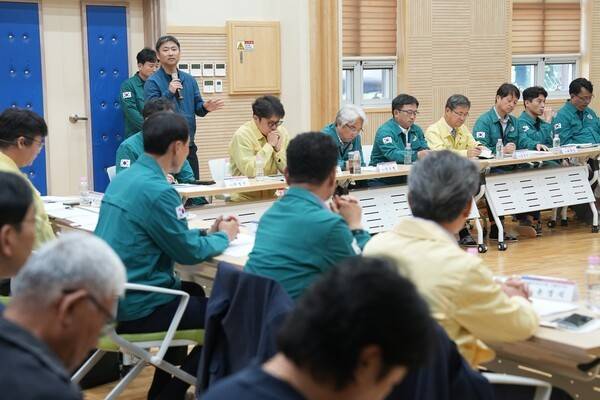 경남도는 15일 진주시 월아산 숲속의 진주에서 '경상남도 소나무재선충병 방제전략 수립 용역' 최종 보고회를 열었다. 밀양시 관계자가 수종 전환 사업의 고충을 설명하고 있다. 백지영기자