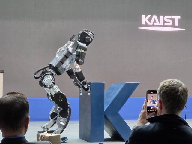 13일 대전 KAIST 본원에서 열린 ‘피지컬 AI 2026 비전 선포식‘에서 박해원 KAIST 기계공학과 교수 연구팀이 개발한 휴머노이드 로봇이 KAIST 중 ‘K’ 글자를 몸으로 밀어 이동시키고 있다. 이성현 기자