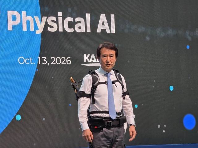 배충식 KAIST 총장이 13일 대전 KAIST 본원에서 열린 ‘피지컬 AI 2026 비전 선포식‘에서 웨어러블 로봇을 직접 착용하고 있다. 이성현 기자